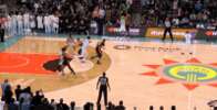 亨特扣翻+怒瞪文班却双方吃T😓NBA官方：取消文班的技犯😳
