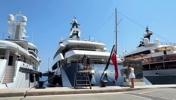 迈克尔&middot;乔丹乘坐价值1.15亿美元的超级游艇M'BRACE抵达摩纳哥
